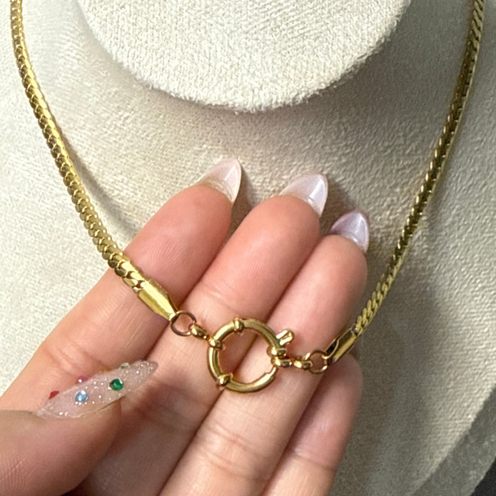 Calla Necklace with O Clasp (Gold)